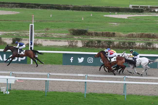 Photo d'arrivée de la course pmu PRIX D'AUDRIEU à DEAUVILLE le Vendredi 15 décembre 2023