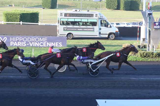 Photo d'arrivée de la course pmu PRIX DE CAUMONT à PARIS-VINCENNES le Samedi 16 décembre 2023