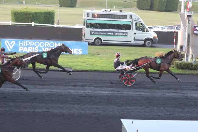 Photo d'arrivée de la course pmu PRIX OSCAR COLLARD à PARIS-VINCENNES le Samedi 16 décembre 2023