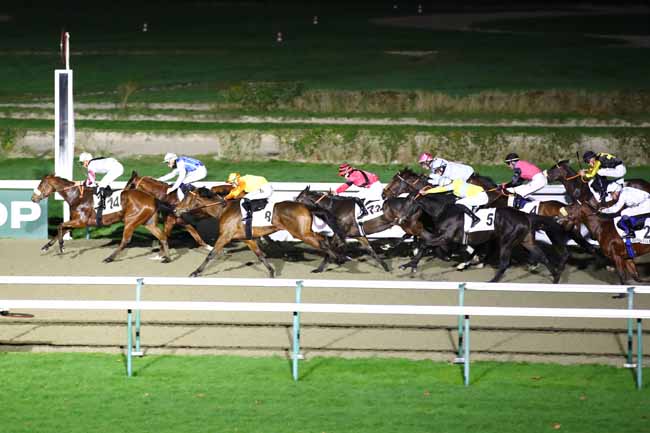 Photo d'arrivée de la course pmu PRIX DE COMMEAUX à DEAUVILLE le Samedi 16 décembre 2023