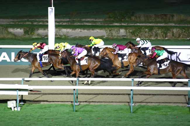 Photo d'arrivée de la course pmu PRIX DES VAGUES à DEAUVILLE le Samedi 16 décembre 2023