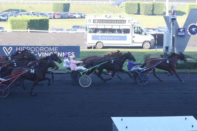 Photo d'arrivée de la course pmu PRIX ALBERT RAYON à PARIS-VINCENNES le Dimanche 17 décembre 2023