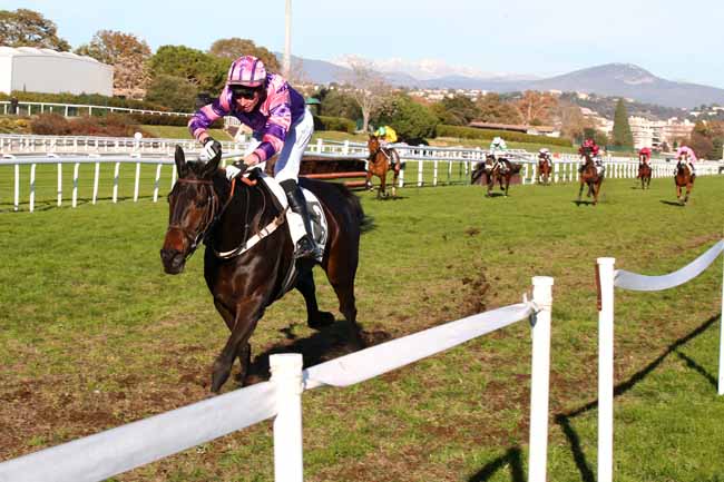 Photo d'arrivée de la course pmu PRIX WUTZELINE à CAGNES-SUR-MER le Lundi 18 décembre 2023