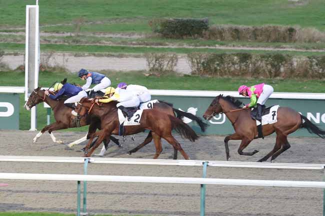 Photo d'arrivée de la course pmu PRIX DU BUSTE D'EUGENE CORNUCHE à DEAUVILLE le Mercredi 20 décembre 2023