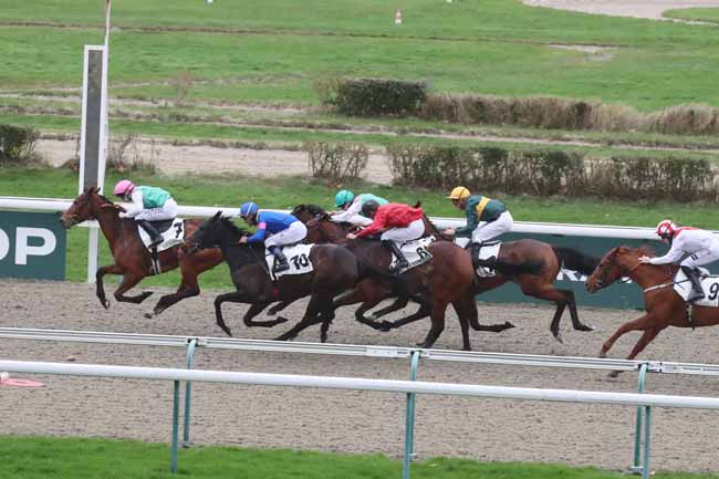 Photo d'arrivée de la course pmu PRIX PETITE ETOILE - FONDS EUROPEEN DE L'ELEVAGE à DEAUVILLE le Jeudi 21 décembre 2023