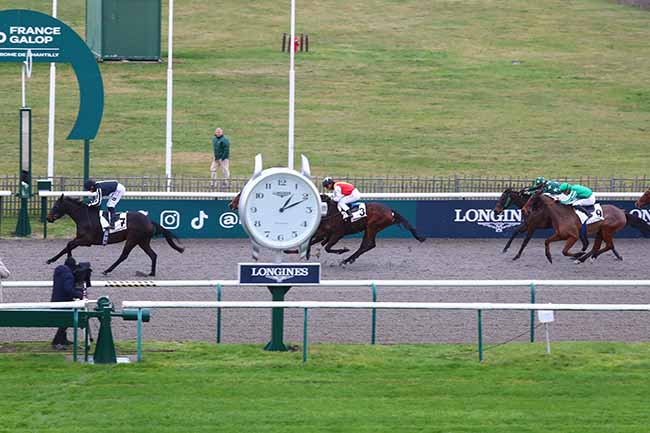 Photo d'arrivée de la course pmu PRIX DE LA ROUTE FORESTIERE TOUDOUZE à CHANTILLY le Vendredi 22 décembre 2023