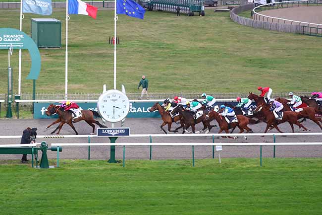 Photo d'arrivée de la course pmu PRIX DU POTEAU DE LA CROIX BLEUE à CHANTILLY le Vendredi 22 décembre 2023
