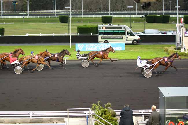 Photo d'arrivée de la course pmu PRIX D'EVREUX à PARIS-VINCENNES le Samedi 23 décembre 2023