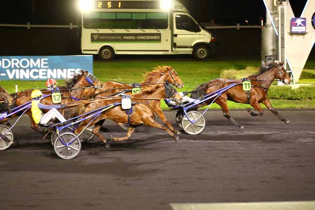 Photo d'arrivée de la course pmu PRIX DE PIERREFONDS à PARIS-VINCENNES le Samedi 23 décembre 2023