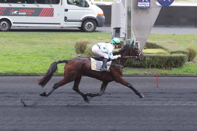 Photo d'arrivée de la course pmu PRIX DE GAMBAIS à PARIS-VINCENNES le Dimanche 24 décembre 2023
