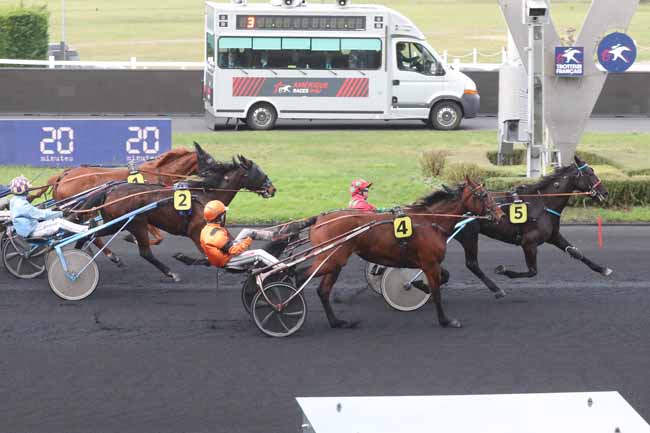 Photo d'arrivée de la course pmu PRIX 20 MINUTES (PRIX DE SAINT-JEAN-DE-MONTS) à PARIS-VINCENNES le Dimanche 24 décembre 2023