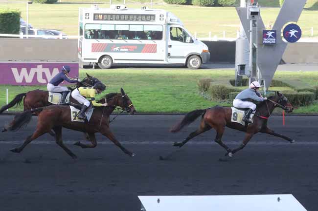 Photo d'arrivée de la course pmu PRIX WTW HIPCOVER ASSURANCES HIPPIQUES à PARIS-VINCENNES le Dimanche 24 décembre 2023