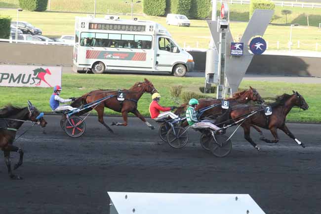 Photo d'arrivée de la course pmu CRITERIUM CONTINENTAL - AMERIQUE RACES PMU Q3 à PARIS-VINCENNES le Dimanche 24 décembre 2023