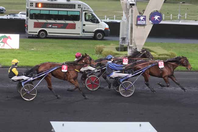 Photo d'arrivée de la course pmu PRIX TENOR DE BAUNE - AMERIQUE RACES PMU Q4 à PARIS-VINCENNES le Dimanche 24 décembre 2023