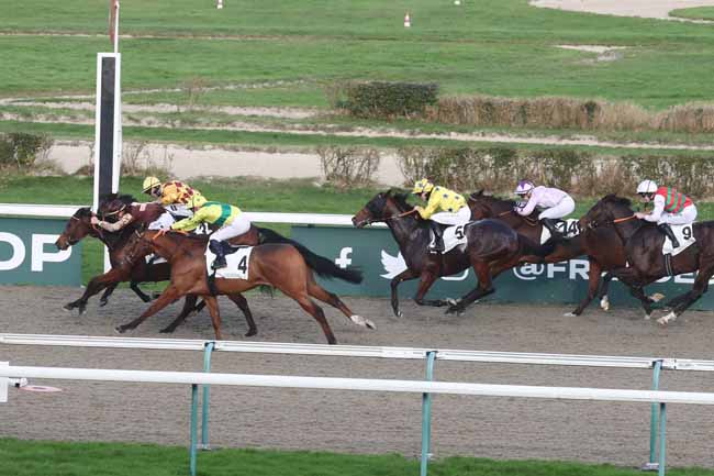 Photo d'arrivée de la course pmu PRIX DES PERRETS à DEAUVILLE le Mardi 26 décembre 2023