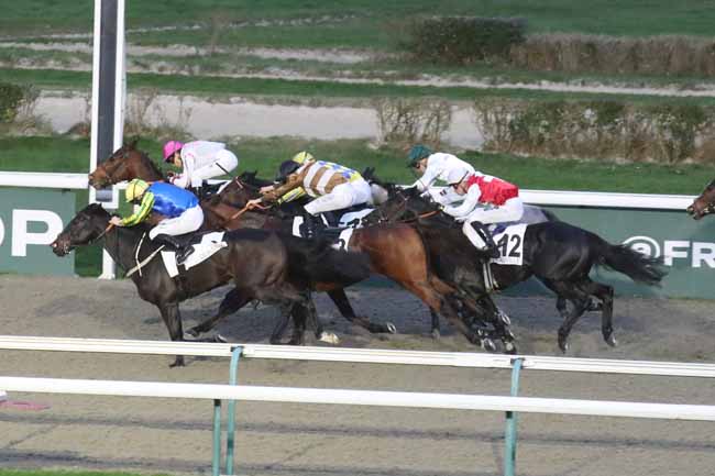 Photo d'arrivée de la course pmu PRIX DU VAL D'ORNE à DEAUVILLE le Mardi 26 décembre 2023