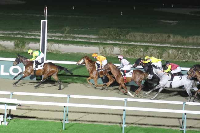 Photo d'arrivée de la course pmu PRIX DU MASSIF ARMORICAIN à DEAUVILLE le Mardi 26 décembre 2023