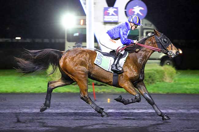 Photo d'arrivée de la course pmu PRIX DE BOUVILLE à PARIS-VINCENNES le Mardi 26 décembre 2023