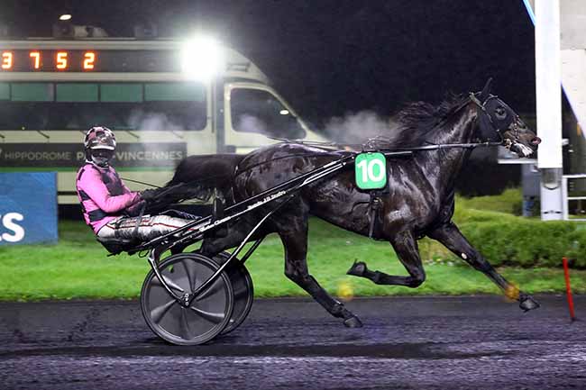 Photo d'arrivée de la course pmu PRIX DES EGLANTIERS à PARIS-VINCENNES le Mardi 26 décembre 2023