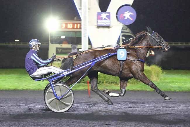Photo d'arrivée de la course pmu PRIX DE CASTELSARRASIN à PARIS-VINCENNES le Mardi 26 décembre 2023