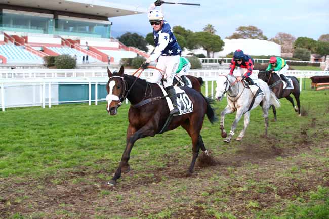 Photo d'arrivée de la course pmu PRIX DE LA PICARDIE à CAGNES-SUR-MER le Mercredi 27 décembre 2023