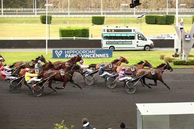 Photo d'arrivée de la course pmu PRIX DE SALVANHAC à PARIS-VINCENNES le Jeudi 28 décembre 2023