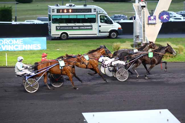 Photo d'arrivée de la course pmu PRIX DE CHATEAU CHINON à PARIS-VINCENNES le Jeudi 28 décembre 2023