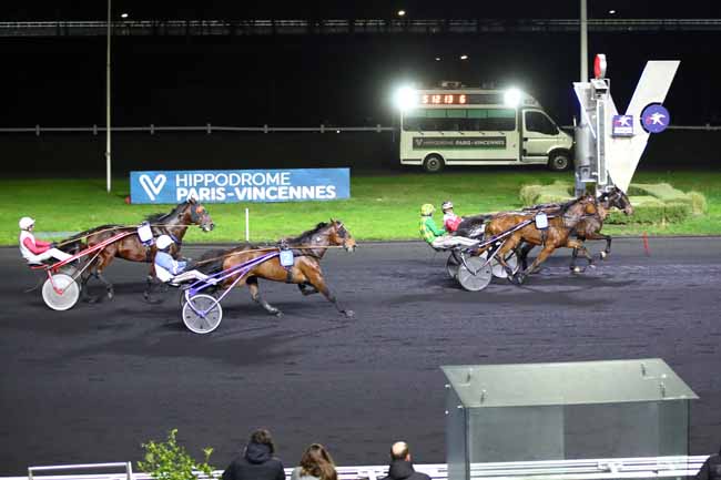 Photo d'arrivée de la course pmu PRIX DE LA TOURAINE à PARIS-VINCENNES le Jeudi 28 décembre 2023