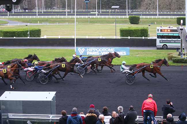 Photo d'arrivée de la course pmu PRIX DU MELE-SUR-SARTHE à PARIS-VINCENNES le Samedi 30 décembre 2023