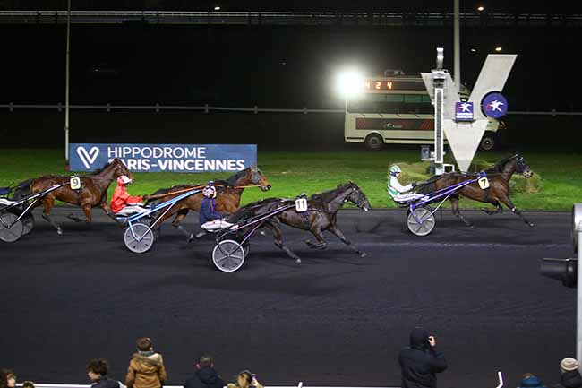 Photo d'arrivée de la course pmu PRIX DE PITHIVIERS à PARIS-VINCENNES le Dimanche 31 décembre 2023