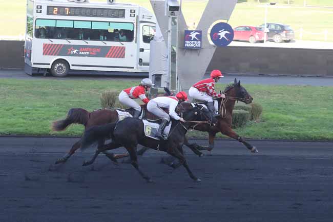 Photo d'arrivée de la course pmu PRIX DE MONTMORENCY à PARIS-VINCENNES le Dimanche 31 décembre 2023