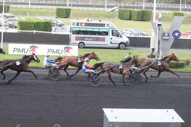 Photo d'arrivée de la course pmu PRIX DE BOURGOGNE-AMERIQUE RACES PMU Q#5 à PARIS-VINCENNES le Dimanche 31 décembre 2023