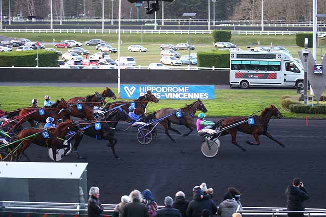 Photo d'arrivée de la course pmu PRIX DE BEAUMONT-DE-LOMAGNE à PARIS-VINCENNES le Dimanche 31 décembre 2023