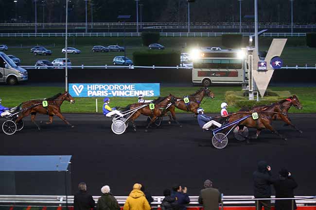 Photo d'arrivée de la course pmu PRIX DE TOURNON à PARIS-VINCENNES le Dimanche 31 décembre 2023
