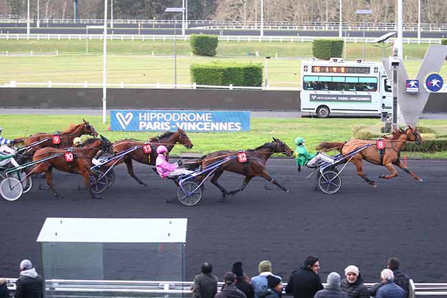 Photo d'arrivée de la course pmu PRIX DE LOUVIGNE-DU-DESERT à PARIS-VINCENNES le Lundi 1 janvier 2024