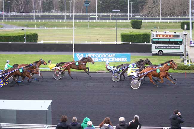 Photo d'arrivée de la course pmu PRIX DE MEULAN à PARIS-VINCENNES le Lundi 1 janvier 2024