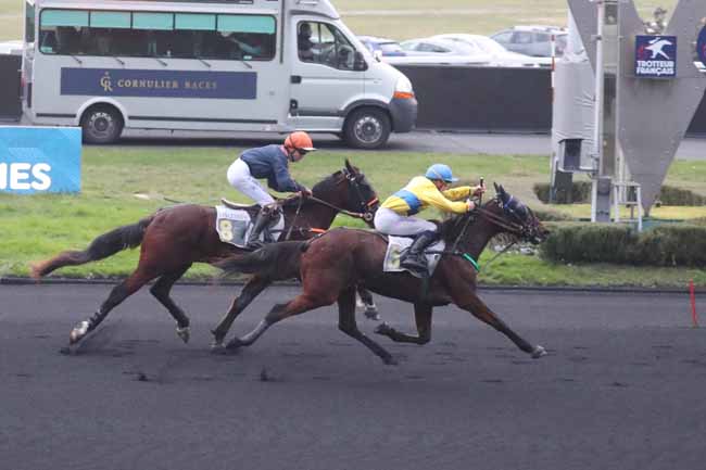 Photo d'arrivée de la course pmu PRIX D'ENGHIEN à PARIS-VINCENNES le Dimanche 7 janvier 2024