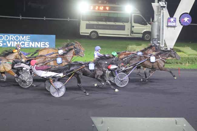 Photo d'arrivée de la course pmu PRIX GELINOTTE à PARIS-VINCENNES le Dimanche 7 janvier 2024
