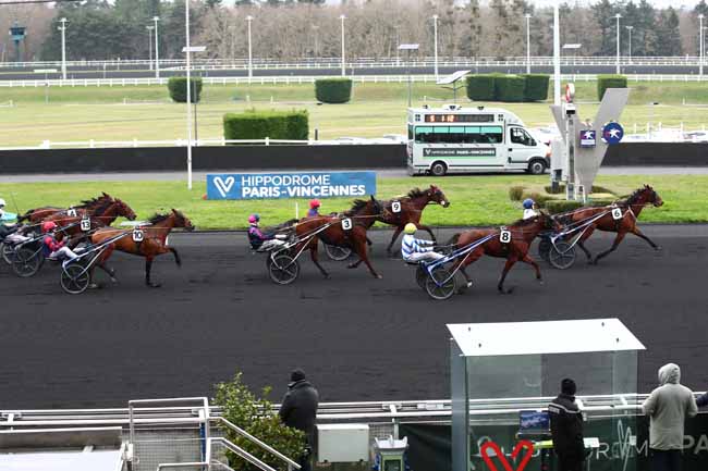 Photo d'arrivée de la course pmu PRIX DE MONTFORT à PARIS-VINCENNES le Lundi 8 janvier 2024