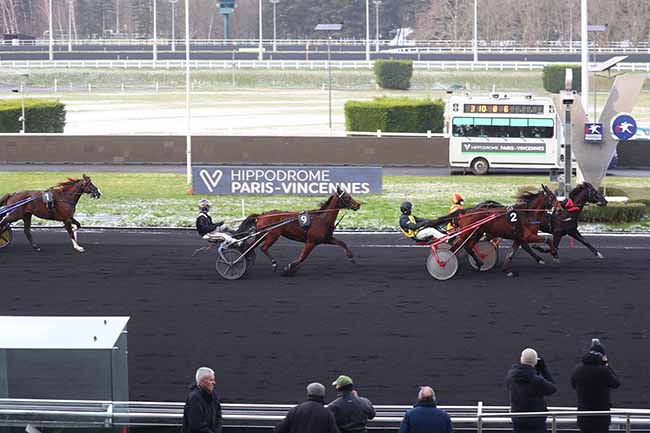Photo d'arrivée de la course pmu PRIX DE SALBRIS à PARIS-VINCENNES le Mardi 9 janvier 2024