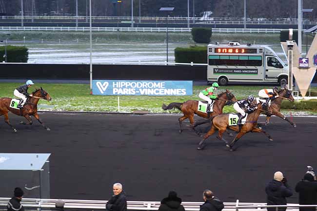 Photo d'arrivée de la course pmu PRIX DE CASTERA-VERDUZAN à PARIS-VINCENNES le Mardi 9 janvier 2024