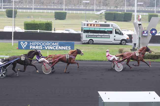 Photo d'arrivée de la course pmu PRIX RAMSES à PARIS-VINCENNES le Vendredi 12 janvier 2024