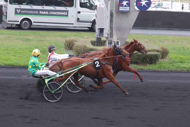 Photo d'arrivée de la course pmu PRIX DE GUERLESQUIN à PARIS-VINCENNES le Vendredi 12 janvier 2024