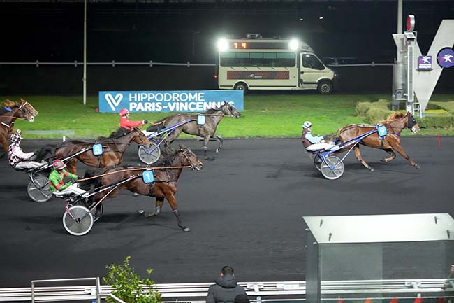 Photo d'arrivée de la course pmu PRIX DE RIBERAC à PARIS-VINCENNES le Dimanche 14 janvier 2024