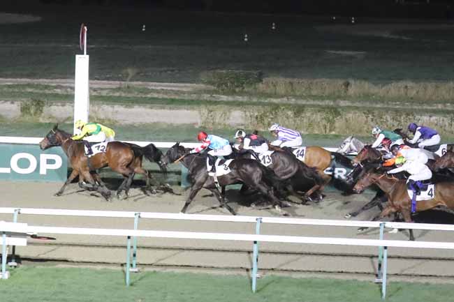 Photo d'arrivée de la course pmu PRIX DU VOLCAN à DEAUVILLE le Vendredi 19 janvier 2024