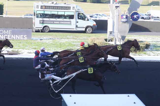 Photo d'arrivée de la course pmu PRIX DE BEAUCOURT à PARIS-VINCENNES le Dimanche 21 janvier 2024