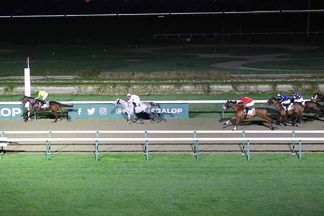Photo d'arrivée de la course pmu PRIX DU CHENE DE L'ECOLE à DEAUVILLE le Vendredi 26 janvier 2024