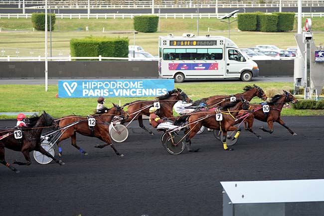 Photo d'arrivée de la course pmu PRIX DE CHALONS EN CHAMPAGNE à PARIS-VINCENNES le Samedi 27 janvier 2024