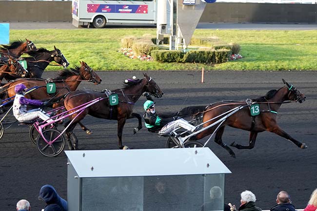 Photo d'arrivée de la course pmu PRIX OURASI - SWC 4 ANS FINALE à PARIS-VINCENNES le Samedi 27 janvier 2024