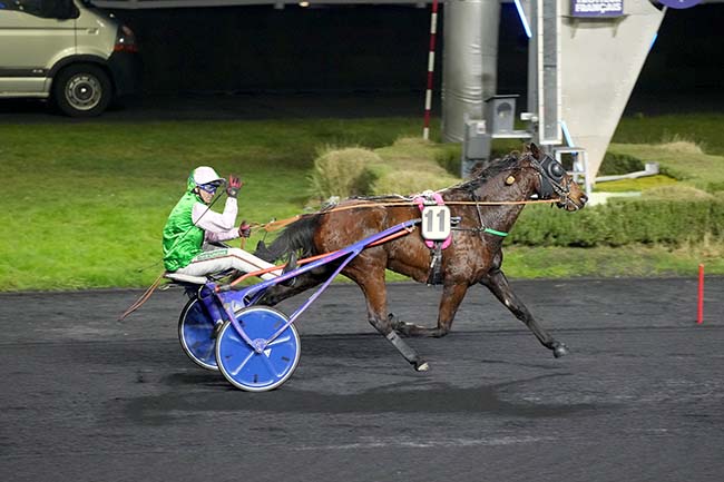 Photo d'arrivée de la course pmu PRIX DE VITTEL à PARIS-VINCENNES le Dimanche 28 janvier 2024